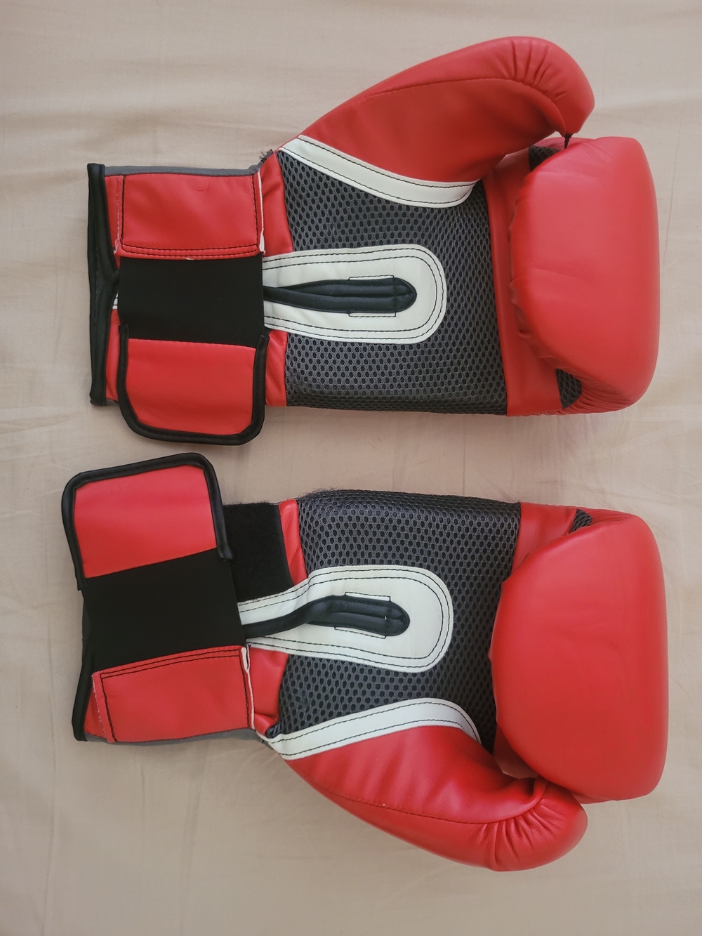 Everlast Pro Style Training Boxing Gloves - Red - Picture 3 of 3